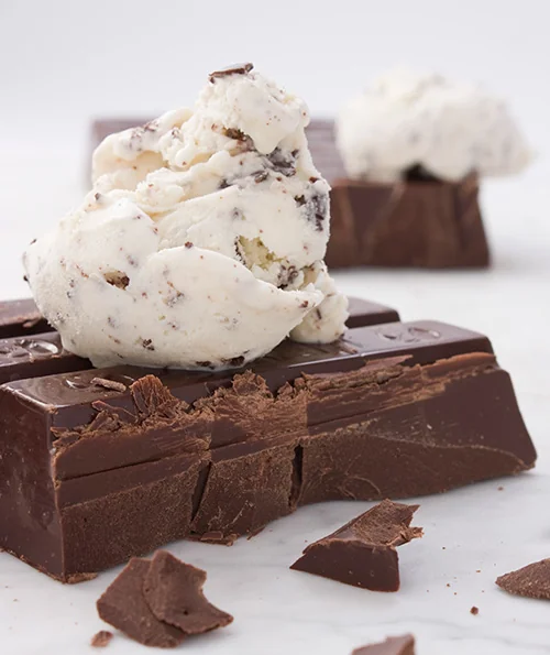 Helado artesanal sobre chocolate, fotografía oficial de Moratto