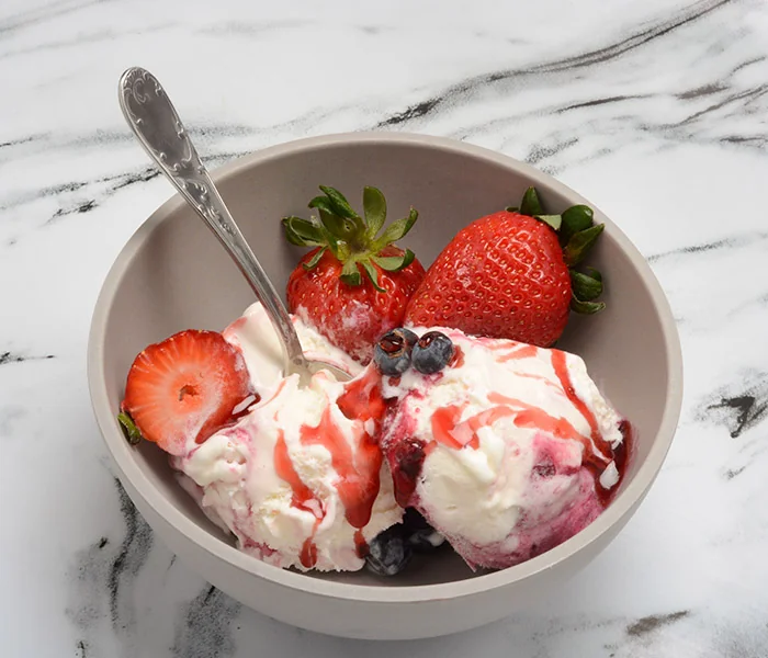 Helado con frutillas frescas, fotografía oficial de Moratto